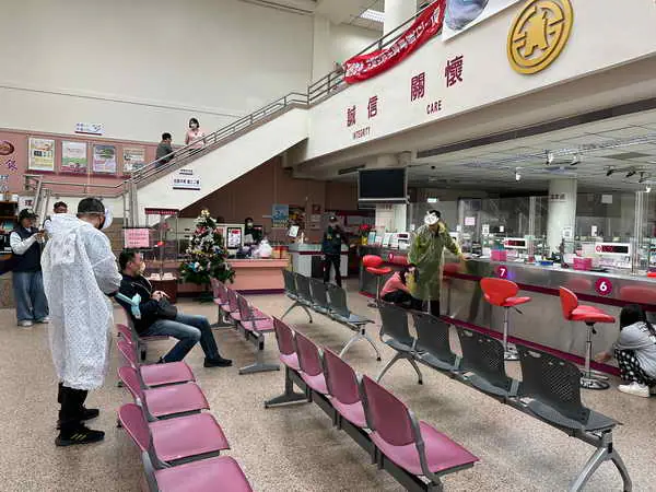 斗六驚傳萌面歹徒搶銀行1