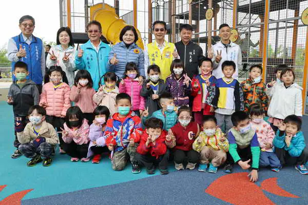 斗南僑真兒童遊戲場啟用 吸引孩童的全縣第一座籠式攀爬遊具亮相1