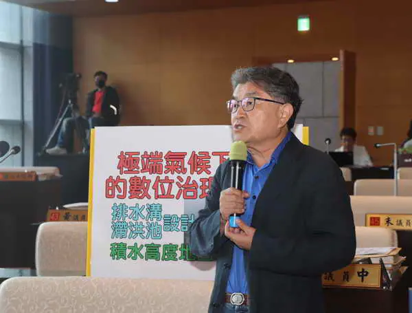 李中議員關心舊市區該區的雨水下水道能否承受急速降雨