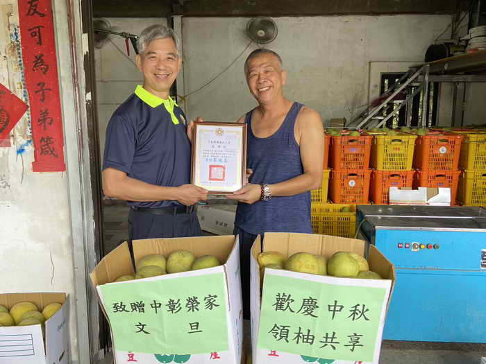 李雅雄捐贈中彰榮家文旦 祝福長輩歡度中秋佳節1
