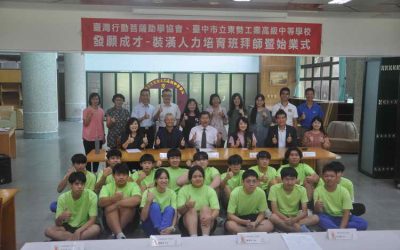 東勢高工攜手台灣行動菩薩助學協會開設「發願成才木作班」 學員行拜師禮