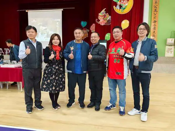 棒球英雄張泰山跨界攜手斗六警贈書簽名球送暖 校園安全宣導再升級1