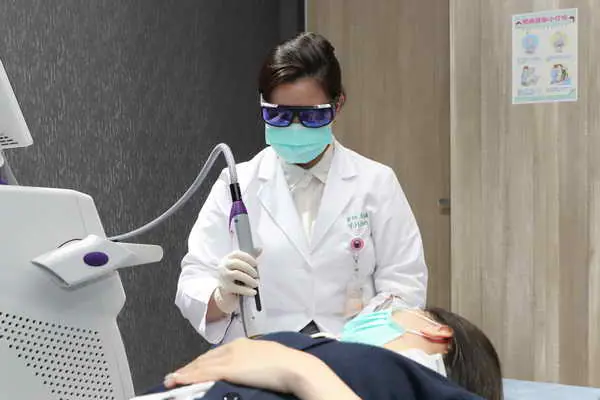 業務男因蟹足腫影響外觀 專業治療恢復自信1