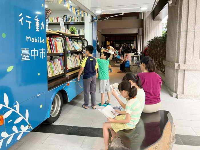 歡慶台中人口突破285萬人 家庭幸福閱讀真
