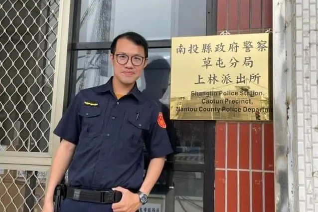 母女駕駛車輛拋錨大路口 草屯警助推車排除危險1