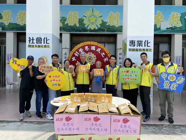 母親節送暖 喜憨兒台南庇護工場捐贈善心物資慰問中彰榮家長輩1