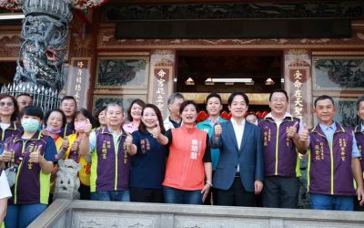 民進黨主席賴清德偕同南投縣黨部主委羅美玲南投拜廟尋求支持