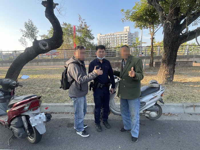 民雄8旬翁騎機車到斗六突拋錨 熱心員警與民眾合力解圍1