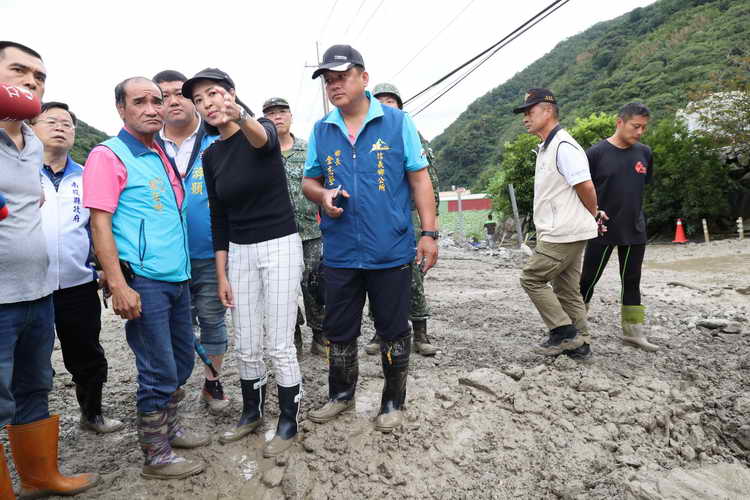 海葵停班日 許淑華主持應變中心會議後直奔東埔勘查土石流災害1