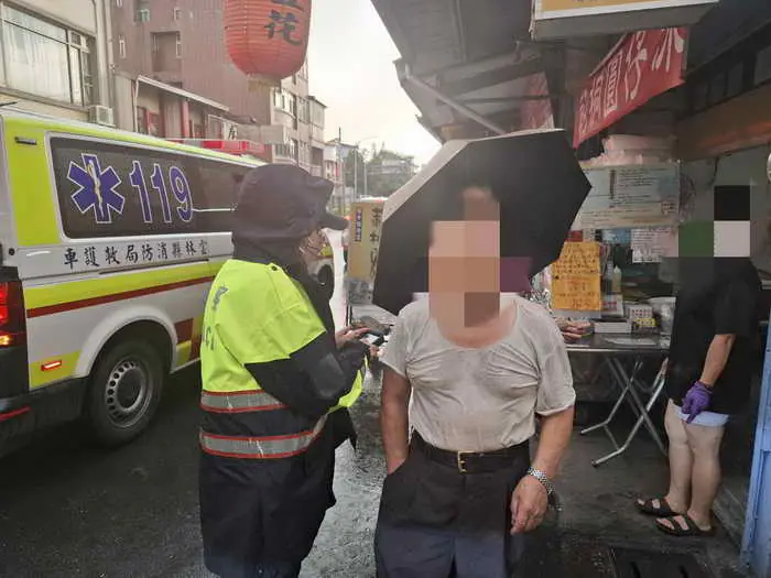 滂沱大雨護老翁返家 員警視民如親受讚揚