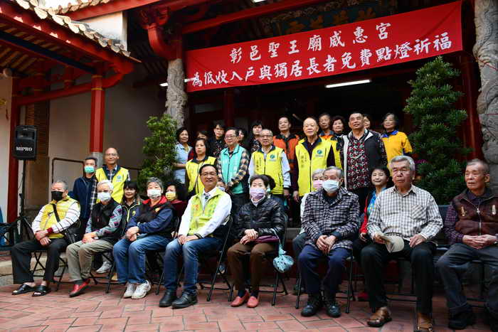 為9百多名低收入戶與獨居長者免費點燈祈福