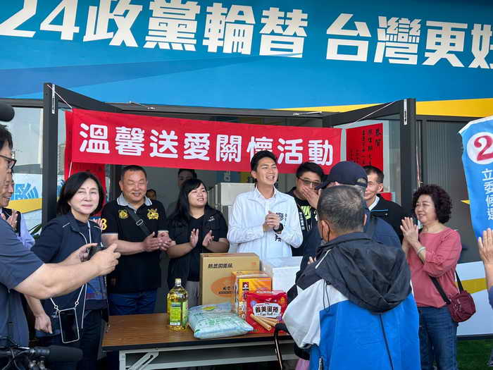 熱心民眾廖家鑫與父親贊助年菜與物資寒冬送暖市議員黃馨慧 立委廖偉翔擔任愛心志工1
