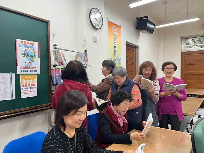 爺爺奶奶享受優雅書香趣1
