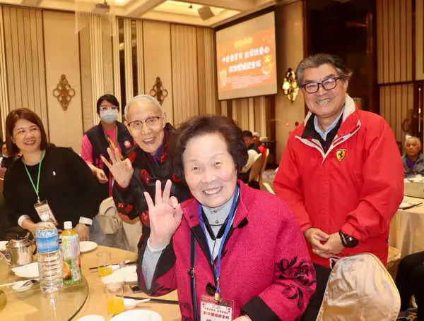 獨居老人圍爐宴 李中感謝12企業連年捐贈獨老年菜1