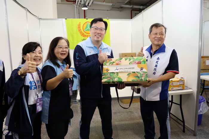 王瑞德副縣長致贈特色水果禮盒 東道主慰勞全障運各縣市代表團1