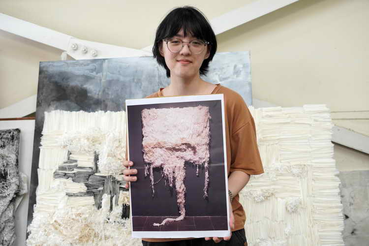 用宣紙碎紙做作品 大葉大學造藝系鄧宇琇榮獲全國美展雕塑銅獎