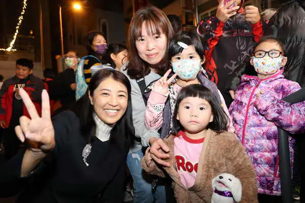 百年南投戲院化身千禧復古風薑餅屋璀璨點燈1