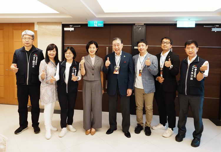 看熱血踩街免出國