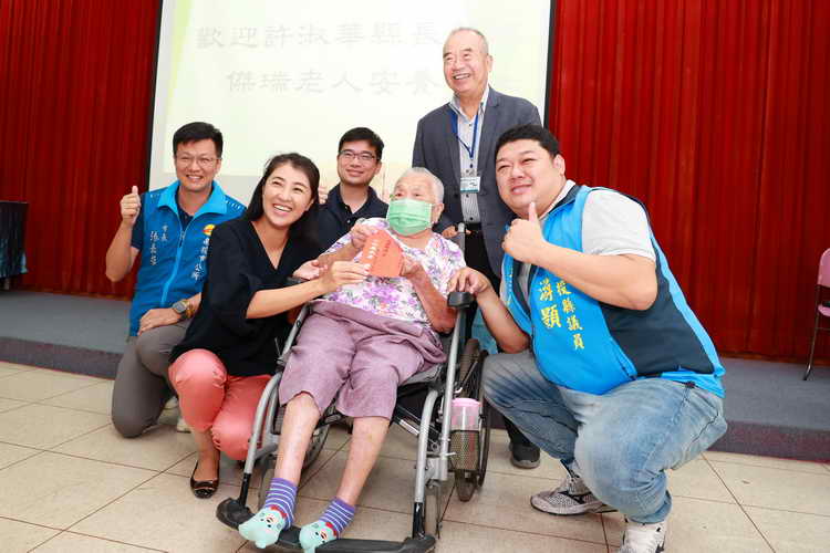 秋節前夕 縣長走訪社福機構關懷院民贈月餅禮金