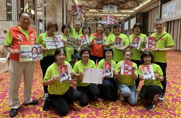 立委莊競程贈送政績農民曆1