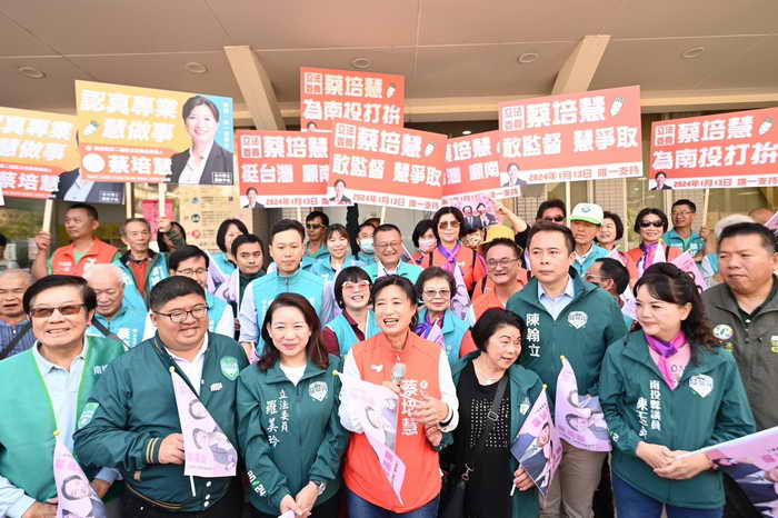 立委蔡培慧正式登記參選投二立委 大批支持者到場相挺連任呼聲高