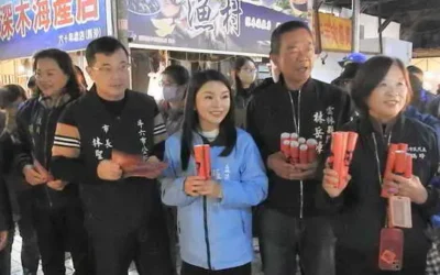 立法委員張嘉郡及斗六市長林聖爵向鄉親拜年發送斗六真好2025喜迎金蛇年福卡、春聯、貼紙