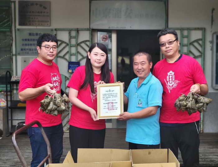 端午節前夕關懷中寮長者 草屯警結合慈善團體發送1