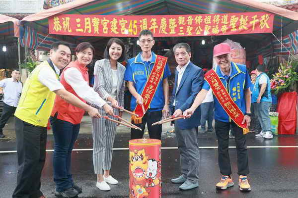 竹山三月寶宮45周年慶繞境 許縣長開香點起馬炮1