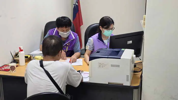 累欠勞健保費百萬不繳 兒子救援老爸回家團圓1