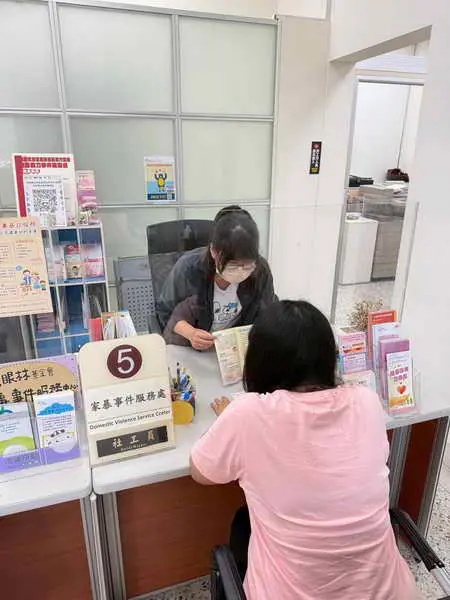 縣府駐點法院社工提供家暴當事人專業及可近性服務