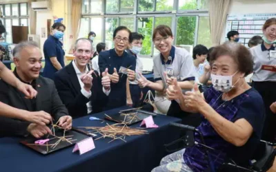 美衛福代表訪慈濟清水日照 體驗長輩編織藺草