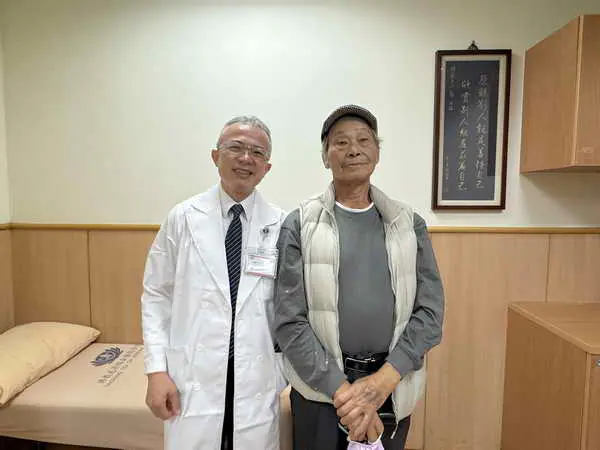 翁腹痛險喪命 台中慈濟微創血管內錨釘救命1