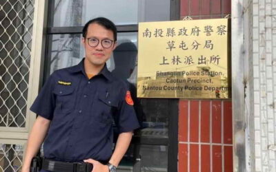 老翁深夜冒雨尋友摔倒路旁 草屯警暖心助返家