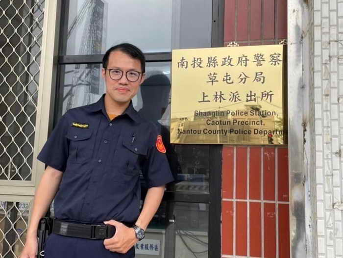 老翁深夜冒雨尋友摔倒路旁 草屯警暖心助返家1