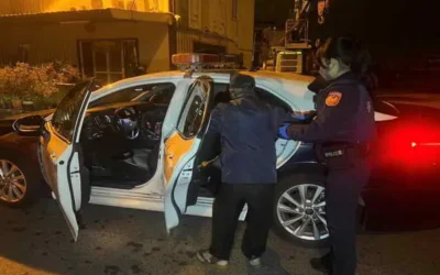 老翁深夜行走道路疑似跌倒 草屯暖警攙扶載返家