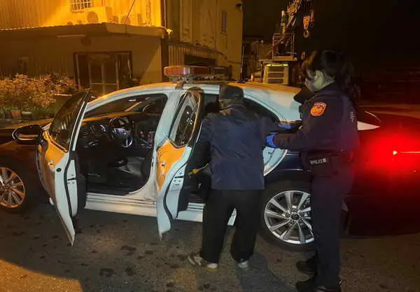 老翁深夜行走道路疑似跌倒 草屯暖警攙扶載返家1