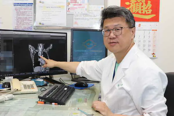 老翁甲狀腺巨大鈣化腫瘤 微創開胸切除1