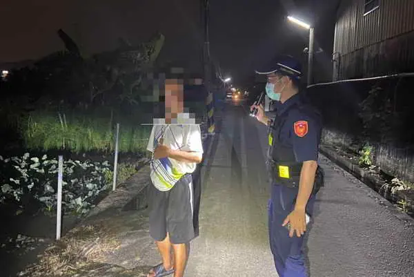 老翁駐足路邊長達5小時 草屯暖警憑胸牌助返家