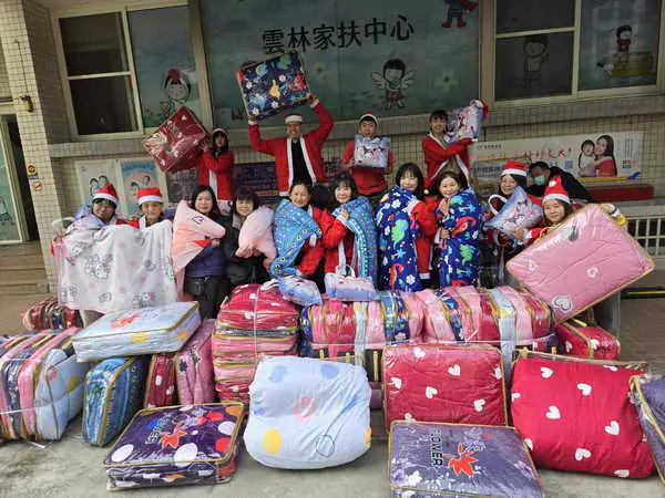 胡珊珊號召親友扮聖誕老人 送雲林家扶300床棉被1