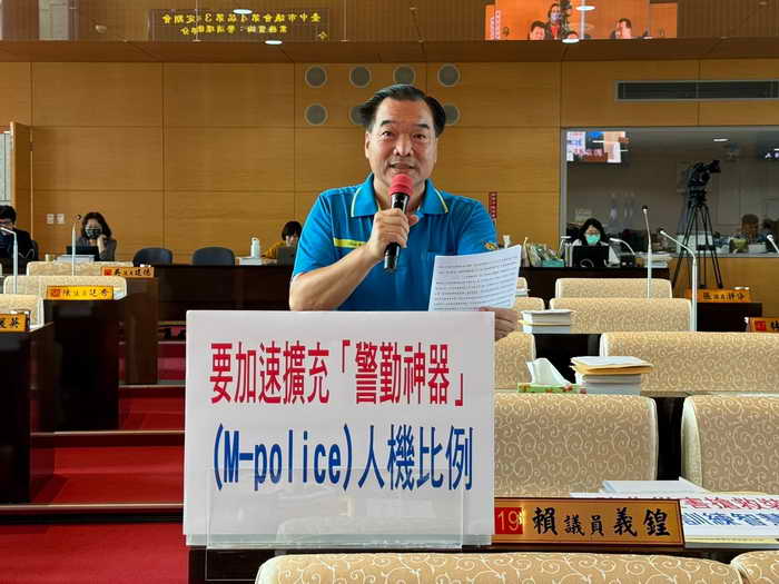 臺中市議員賴義鍠警消環衛委員會質詢市警局長李文章感謝賴議員對本市治安及執法人員科技執法裝備的關心及重視