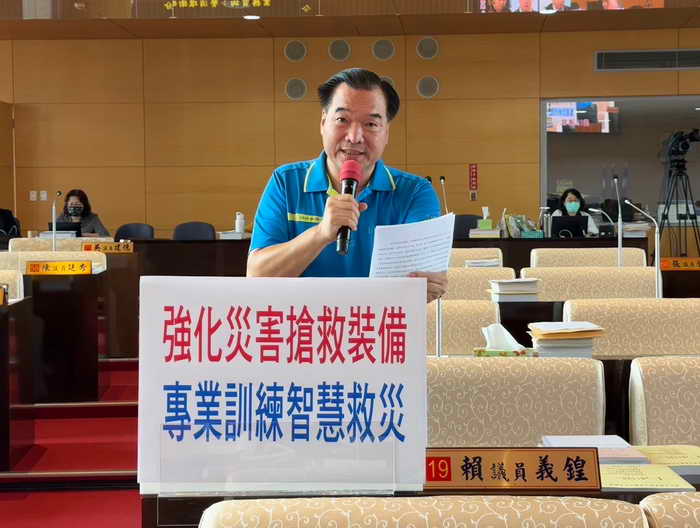 臺中市議員賴義鍠警消環衛委員會質詢消防局長孫福佑感謝賴議員對本市災害搶救裝備及智慧救災的關心及重視
