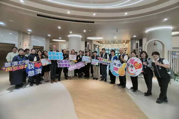 臺美衛生福利交流 讚賞中市立仁愛長照機構溫馨1