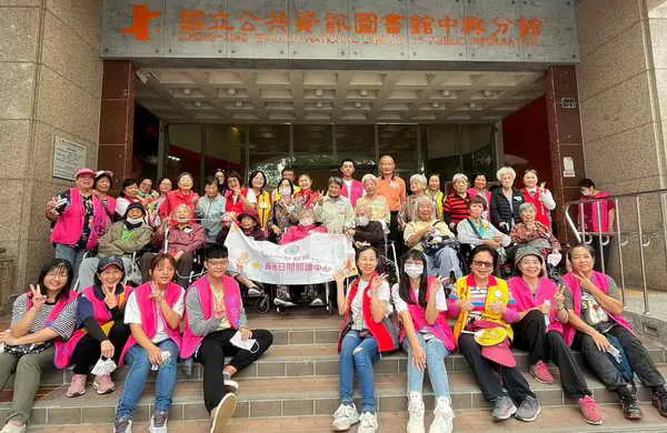 興光日照阿公阿嬤 到國資圖中興分館聽故事1