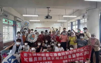 草屯療養院附設南投縣公立社區長照機構歡慶父親節 芳香SPA溫馨護膝! 跨世代一對一按摩熱敷舒緩關節陪伴長者