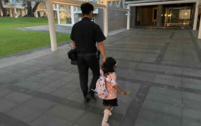 草屯暖警牽著疑似外籍女童小手尋家人 母慶團圓揭曉是混血兒