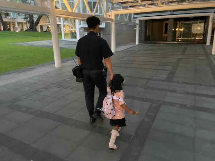 草屯暖警牽著疑似外籍女童小手尋家人 母慶團圓揭曉是混血兒1