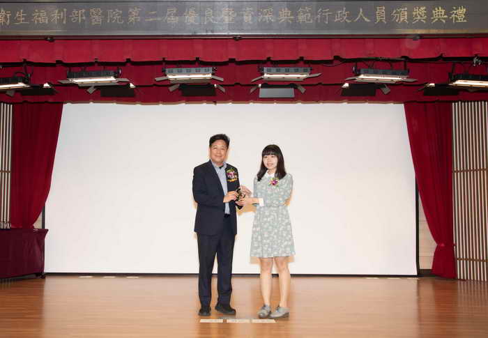 草屯療養院2名行政人員獲頒衛福部優良暨資深典範行政人員獎1