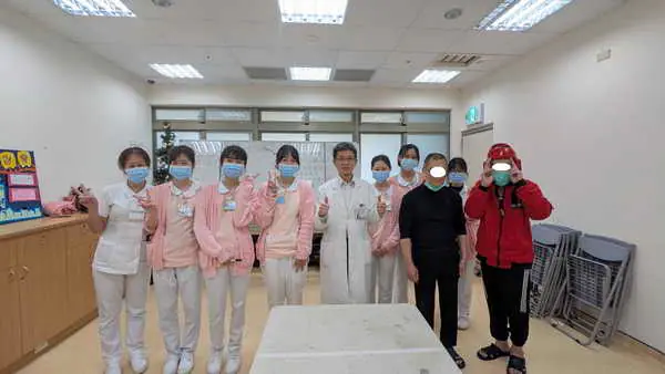 草屯療養院張介信院長新年前至病房 慰勞護理人員辛勤 讚許教學傳承 提升護理照護品質1