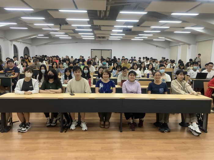 草屯療養院黃聿斐醫師前往校園與學生談