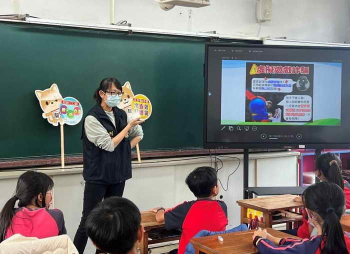 草屯警宣導列車前往校園1